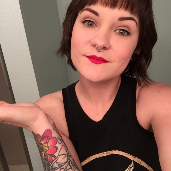 Meet your Posher, Dani - Picture 2 of 3